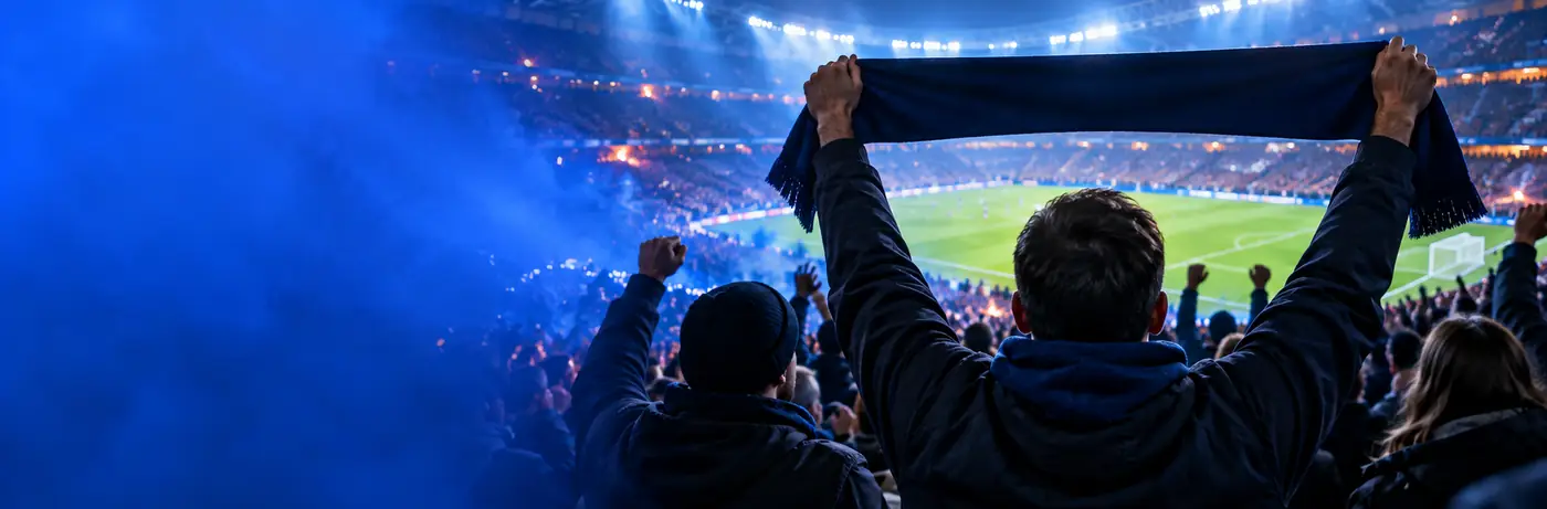 Supportrar som följer matcherna på en fullsatt arena – rätta Topptipset live match för match