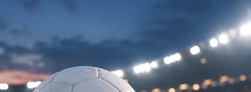 Upplyst fotbollsplan sedd från läktaren – Topptipset live odds och streck