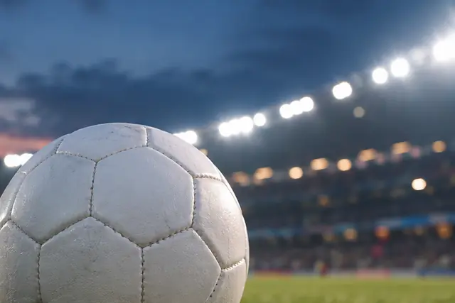 Strålkastare över arenan i skymningen – när Topptipset utdelning live är fastställd